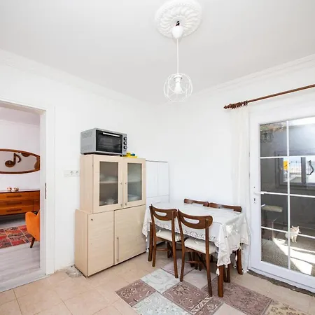 빌라 Chic House With Shared Pool Near Sea In Yalikavak