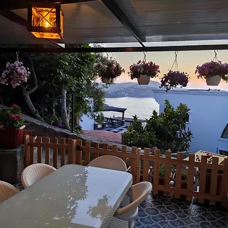 빌라 Chic House With Shared Pool Near Sea In Yalikavak
